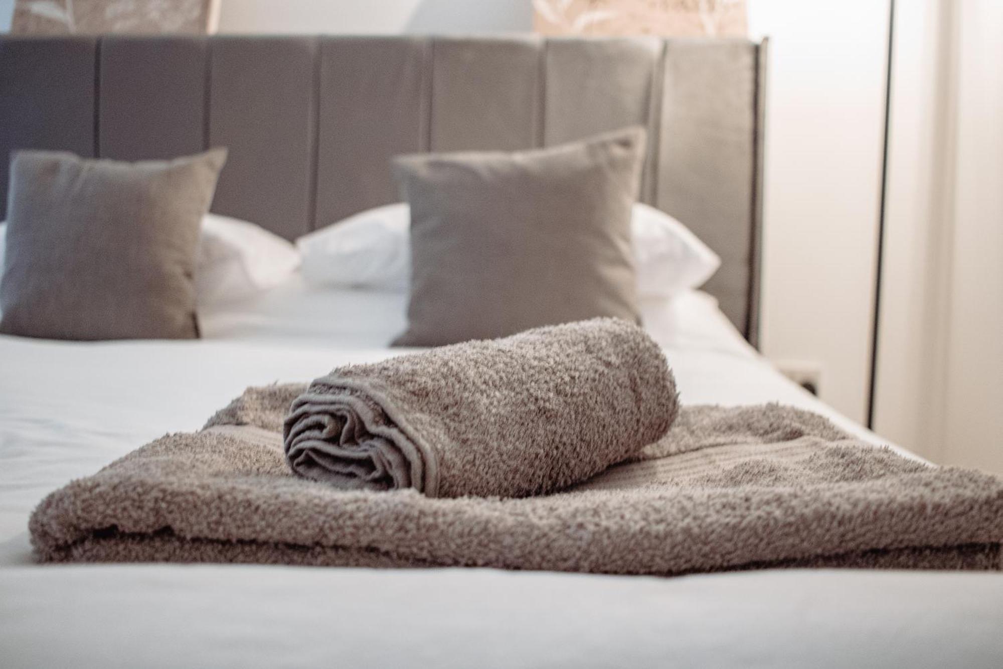Central & Spacious, Sleeps 8, Perfect For Groups 利兹 外观 照片