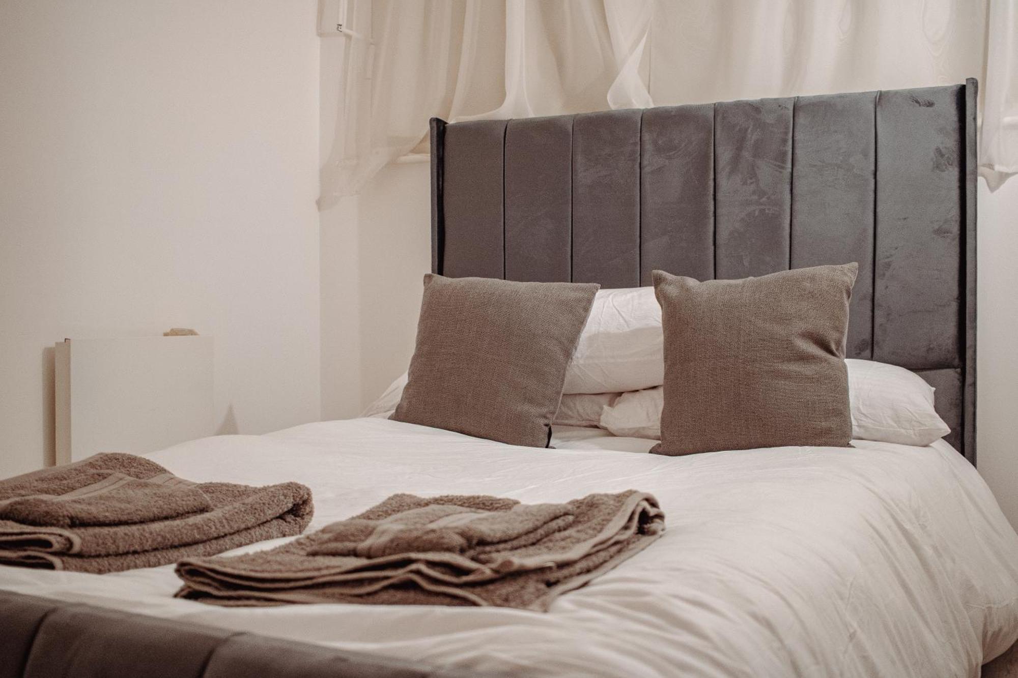 Central & Spacious, Sleeps 8, Perfect For Groups 利兹 外观 照片
