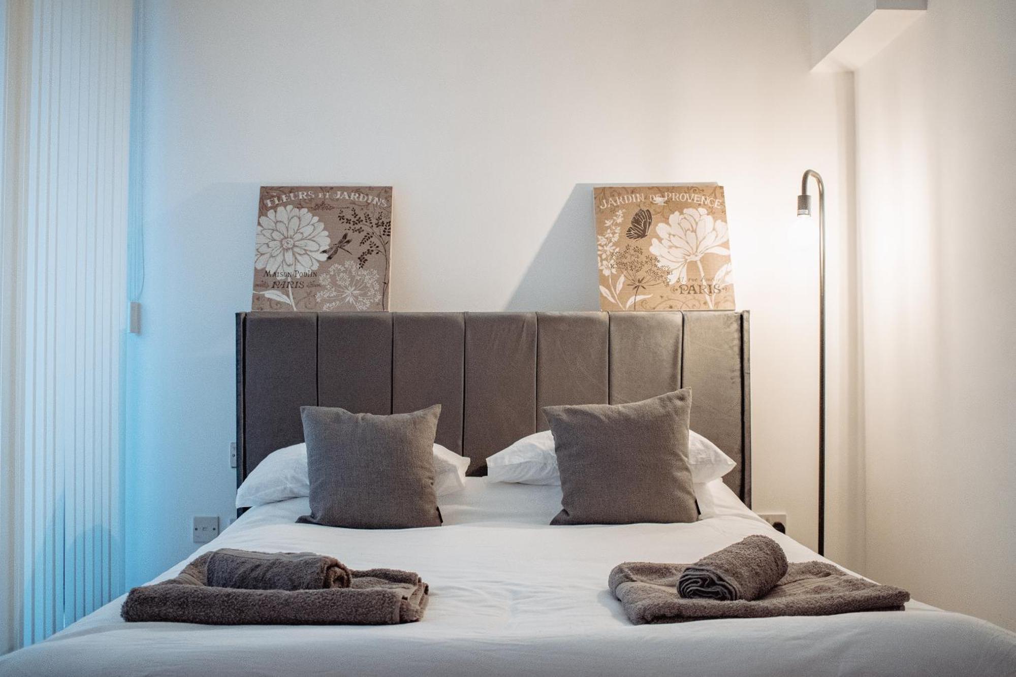Central & Spacious, Sleeps 8, Perfect For Groups 利兹 外观 照片