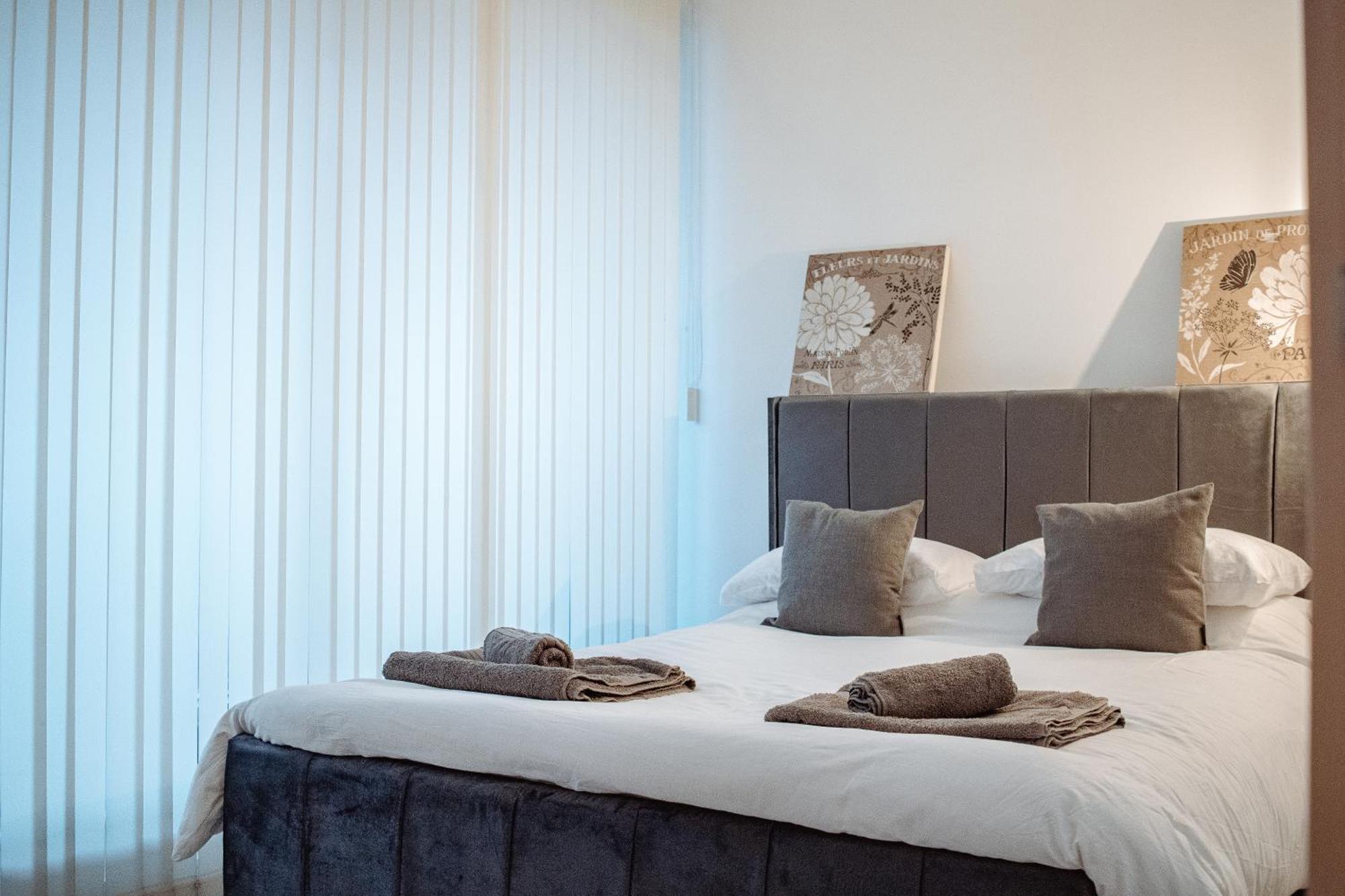 Central & Spacious, Sleeps 8, Perfect For Groups 利兹 外观 照片