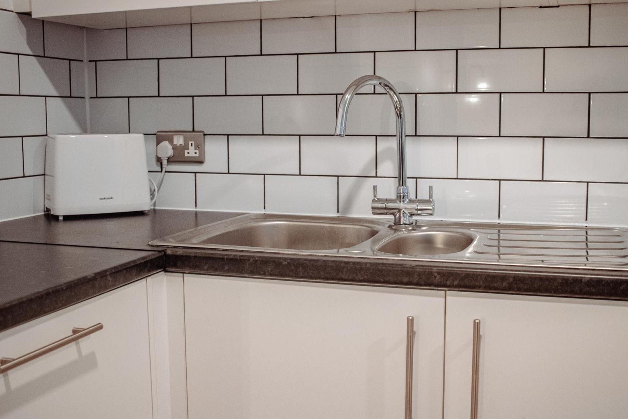 Central & Spacious, Sleeps 8, Perfect For Groups 利兹 外观 照片
