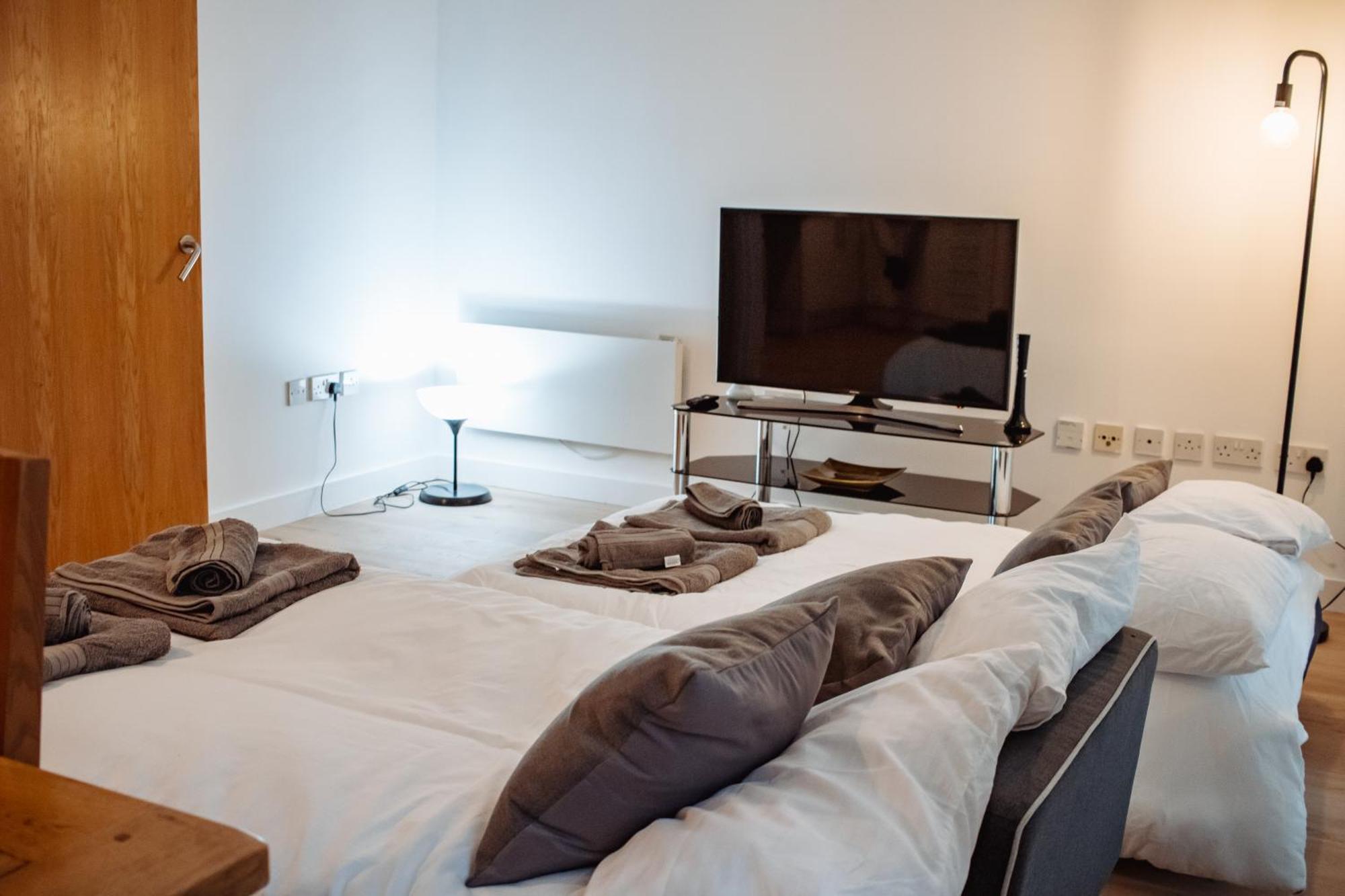 Central & Spacious, Sleeps 8, Perfect For Groups 利兹 外观 照片