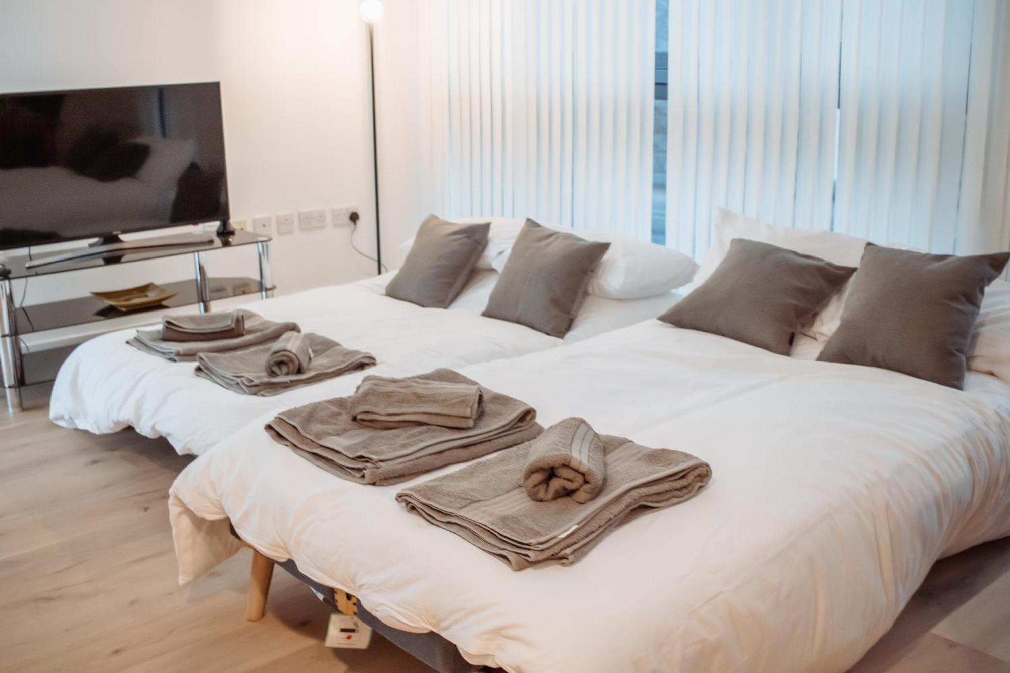 Central & Spacious, Sleeps 8, Perfect For Groups 利兹 外观 照片